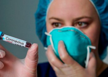 Como o laboratório de análises clínicas deve proceder em casos de coronavírus?