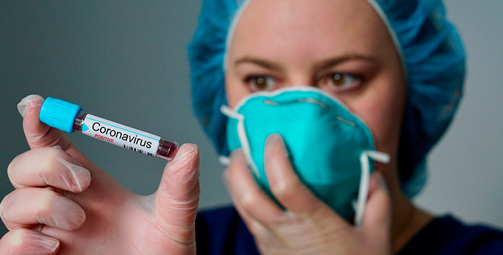 Como o laboratório de análises clínicas deve proceder em casos de coronavírus?