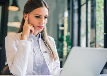 Como escolher um software de fácil implementação para laboratórios?